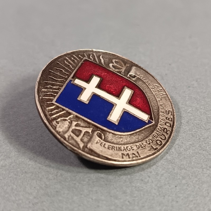 INSIGNE MILITAIRE PELERINAGE DES COMBATTANTS DE LA LIBERATION LOURDE MAI 1949 FAB. ARTHUS BERTRAND